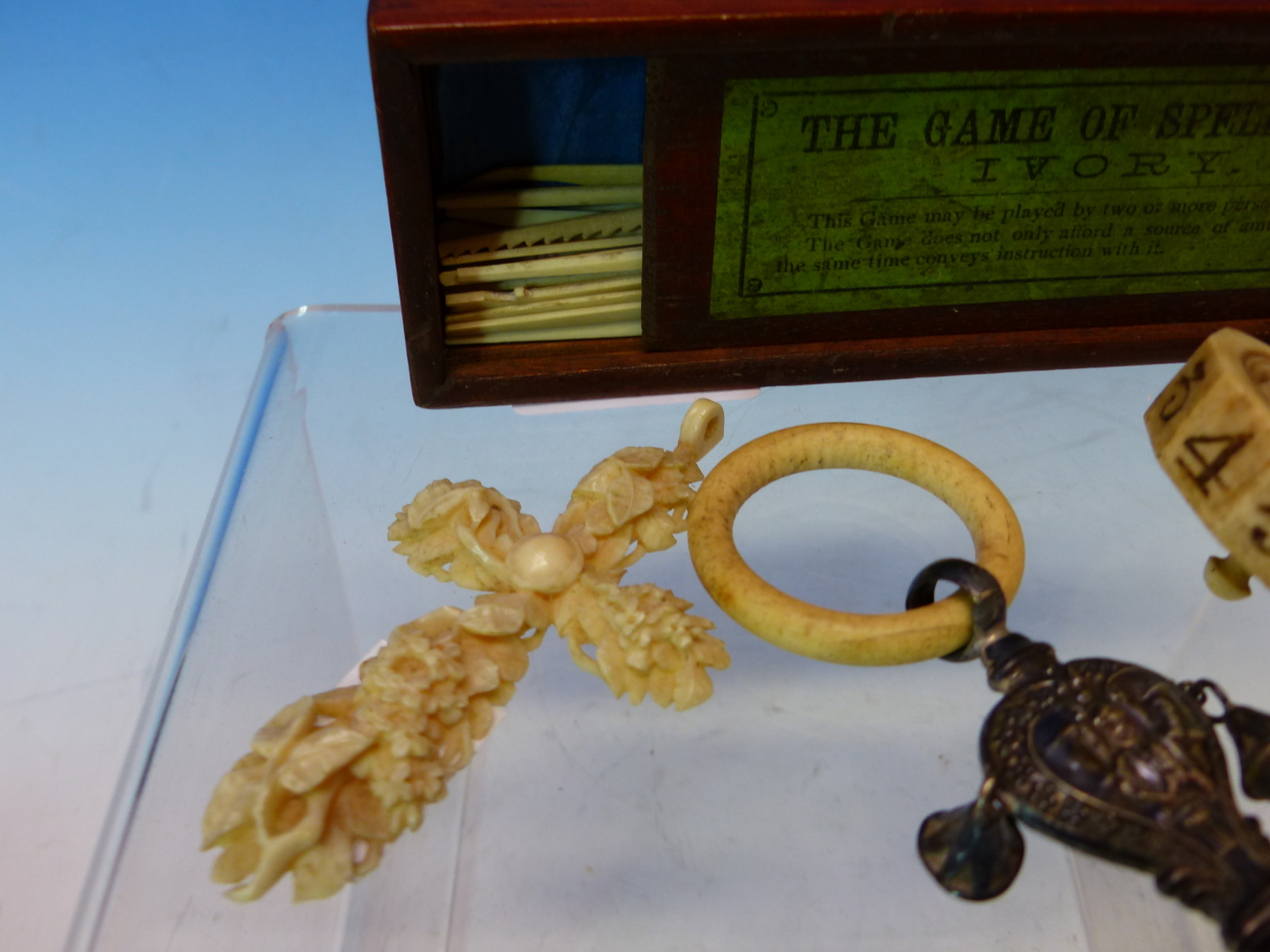 A BOXED GAME OF IVORY SPELLICANS, A BONE SPINNING DIE, A FLORAL CARVED IVORY CROSS PENDANT AND A - Image 2 of 5