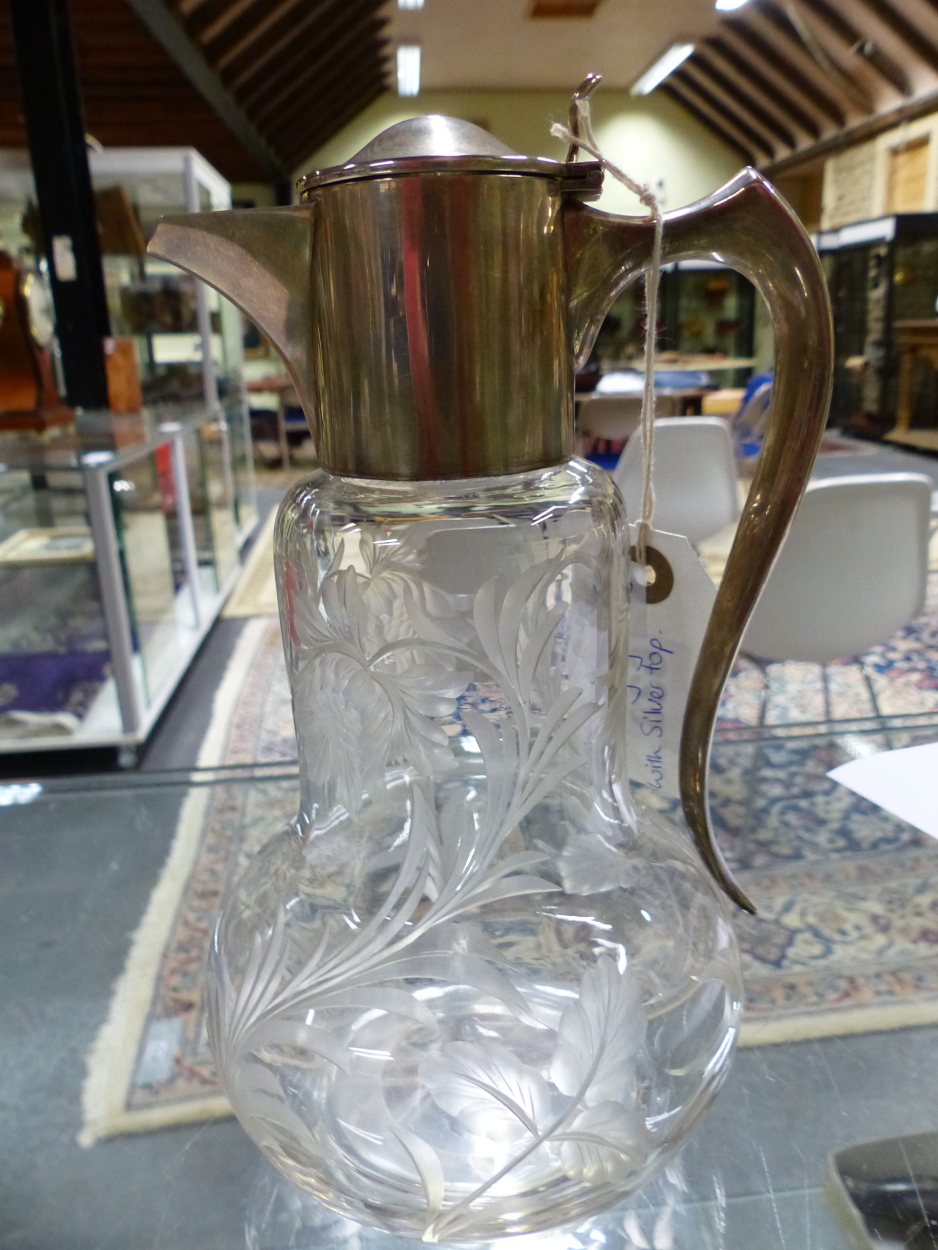 A HALLMARKED SILVER AND ETCHED GLASS CLARET JUG DATED 1921 BIRMINGHAM FOR JOHN GRINSELL AND SONS. - Image 7 of 9