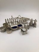 A QUANTITY OF HALLMARKED SILVER TO INCLUDE A SIX PART CONDIMENT SET COMPLETE WITH THREE BLUE GLASS