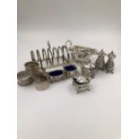 A QUANTITY OF HALLMARKED SILVER TO INCLUDE A SIX PART CONDIMENT SET COMPLETE WITH THREE BLUE GLASS