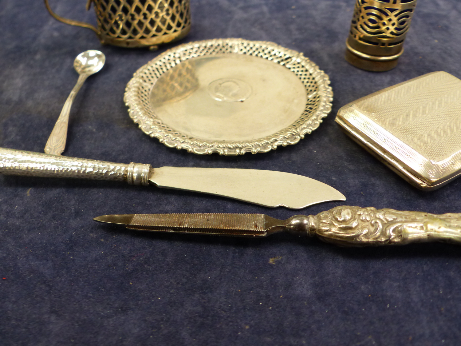 A CHESTER HALLMARKED SILVER TRAY, HALLMARKED SILVER CRUET, A SMALL CIGARETTE CASE NAIL FILE ETC. - Image 5 of 5