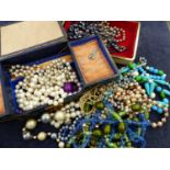 A QUANTITY OF VINTAGE COSTUME JEWELLERY.