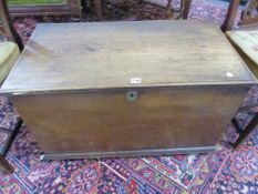 AN ANTIQUE ELM COFFER WITH PLANK TOP AND SIDES ABOVE CASTOR FEET. W 83.5 x D 45 x H 52cms.