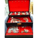 A VINTAGE JEWELLERY BOX AND CONTENTS ALL COSTUME PIECES