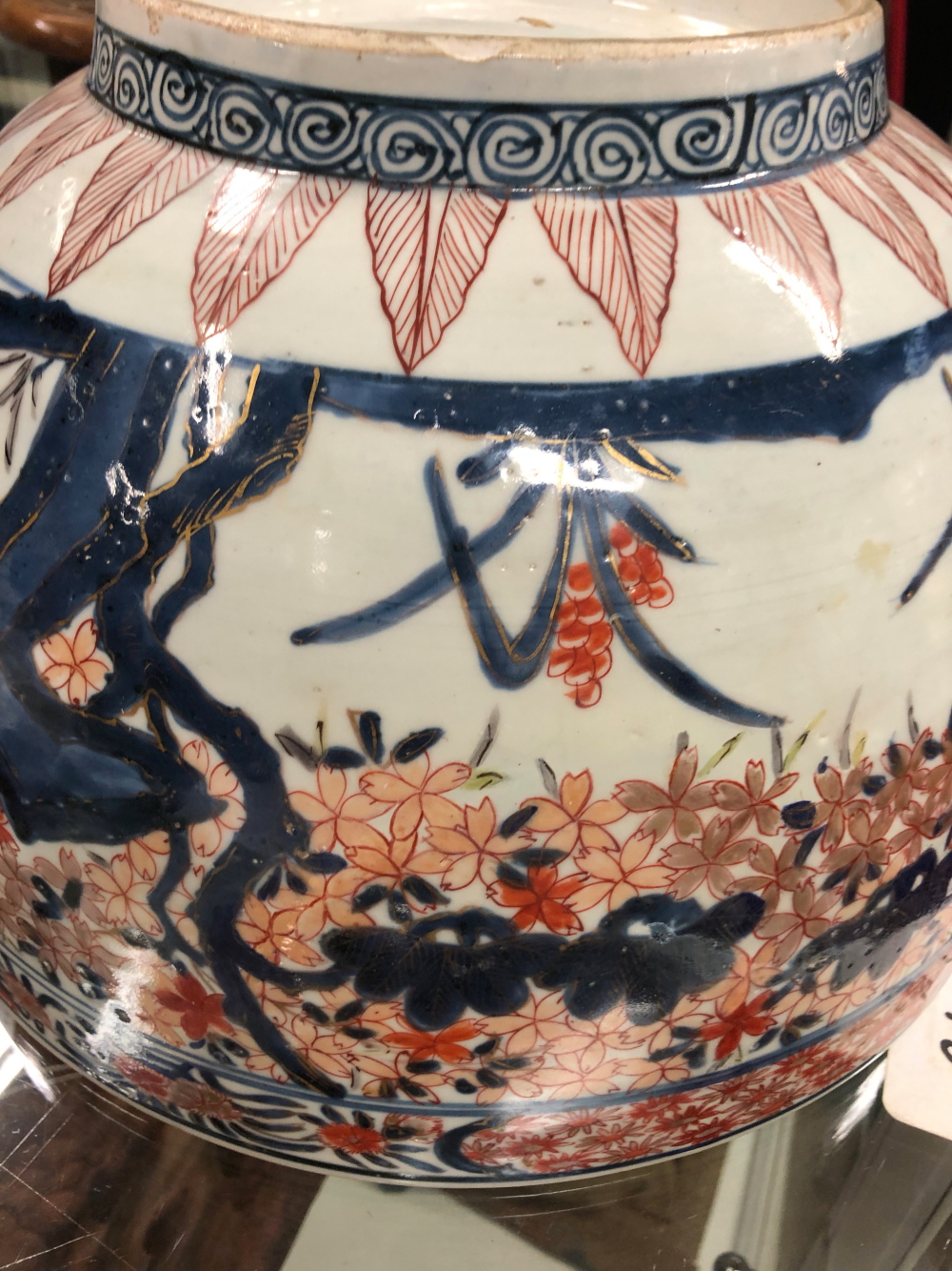 AN 18th C. JAPANESE IMARI BOWL, THE EXTERIOR PAINTED WITH FLOWERING CHERRY AND WITH CHRYSANTHEMUMS - Image 11 of 12