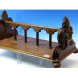 A 19th C. OAK BOOK STAND, THE FLEUR DE LYS ENDS APPLIED WITH BRASS HANDLES, GUN BARREL COLUMNS