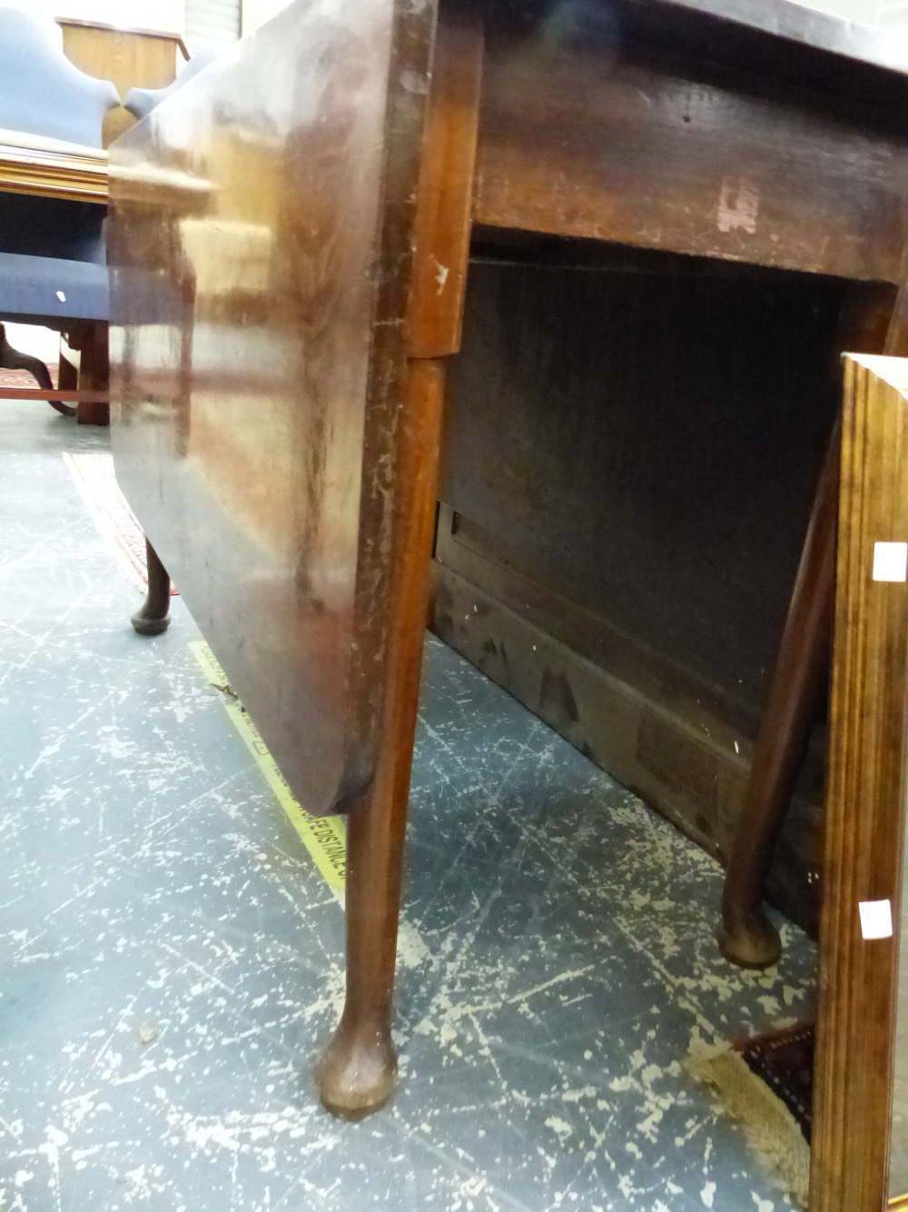 A GEORGIAN MAHOGANY DROP LEAF TABLE ON TURNED LEGS WITH CLUB FEET. - Image 2 of 4