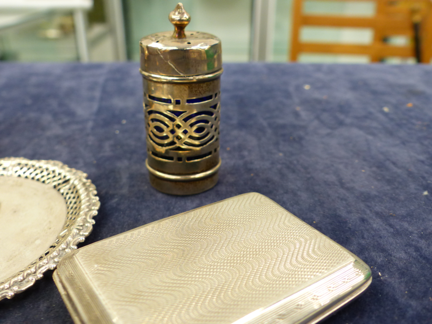 A CHESTER HALLMARKED SILVER TRAY, HALLMARKED SILVER CRUET, A SMALL CIGARETTE CASE NAIL FILE ETC. - Image 4 of 5