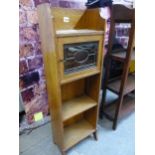 AN ARTS AND CRAFTS CHEQUER LINE INLAID OAK FOUR SHELF BOOK CASE, A LEADED GLASS DOOR OVER AN UPPER