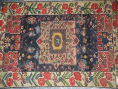 AN ANTIQUE PERSIAN BAKTHIARI RUG, 176 x 119cms