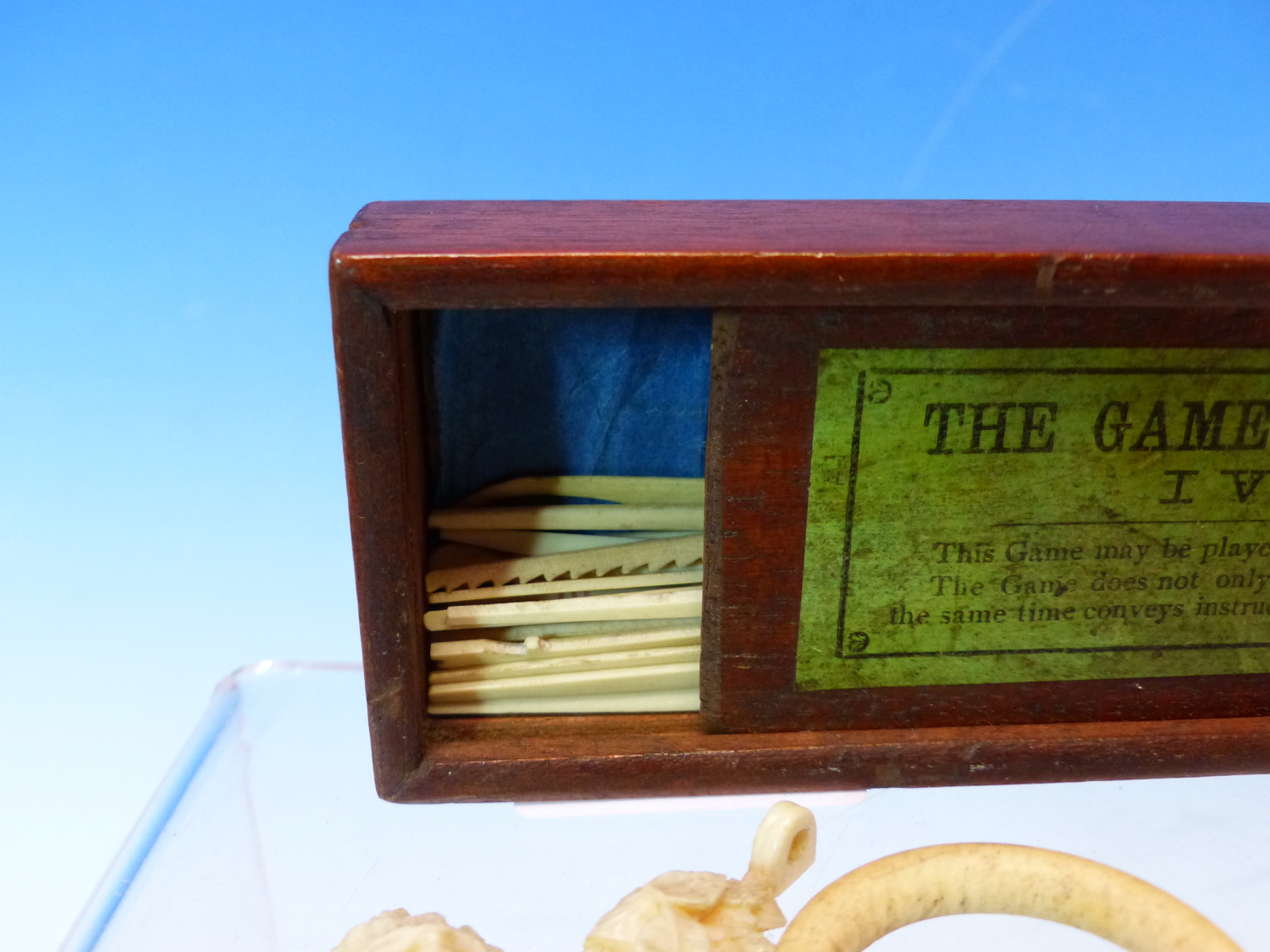 A BOXED GAME OF IVORY SPELLICANS, A BONE SPINNING DIE, A FLORAL CARVED IVORY CROSS PENDANT AND A - Image 4 of 5