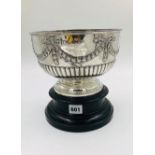A HALLMARKED SILVER ROSE BOWL ON STAND. THE ROSE BOWL WITH SWAG AND BOW DECORATION DATED 1896,