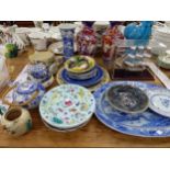 A LARGE BLUE AND WHITE PLATTER, A PAIR OF JAPANESE VASES, A CHINESE BLUE AND WHITE VASE,