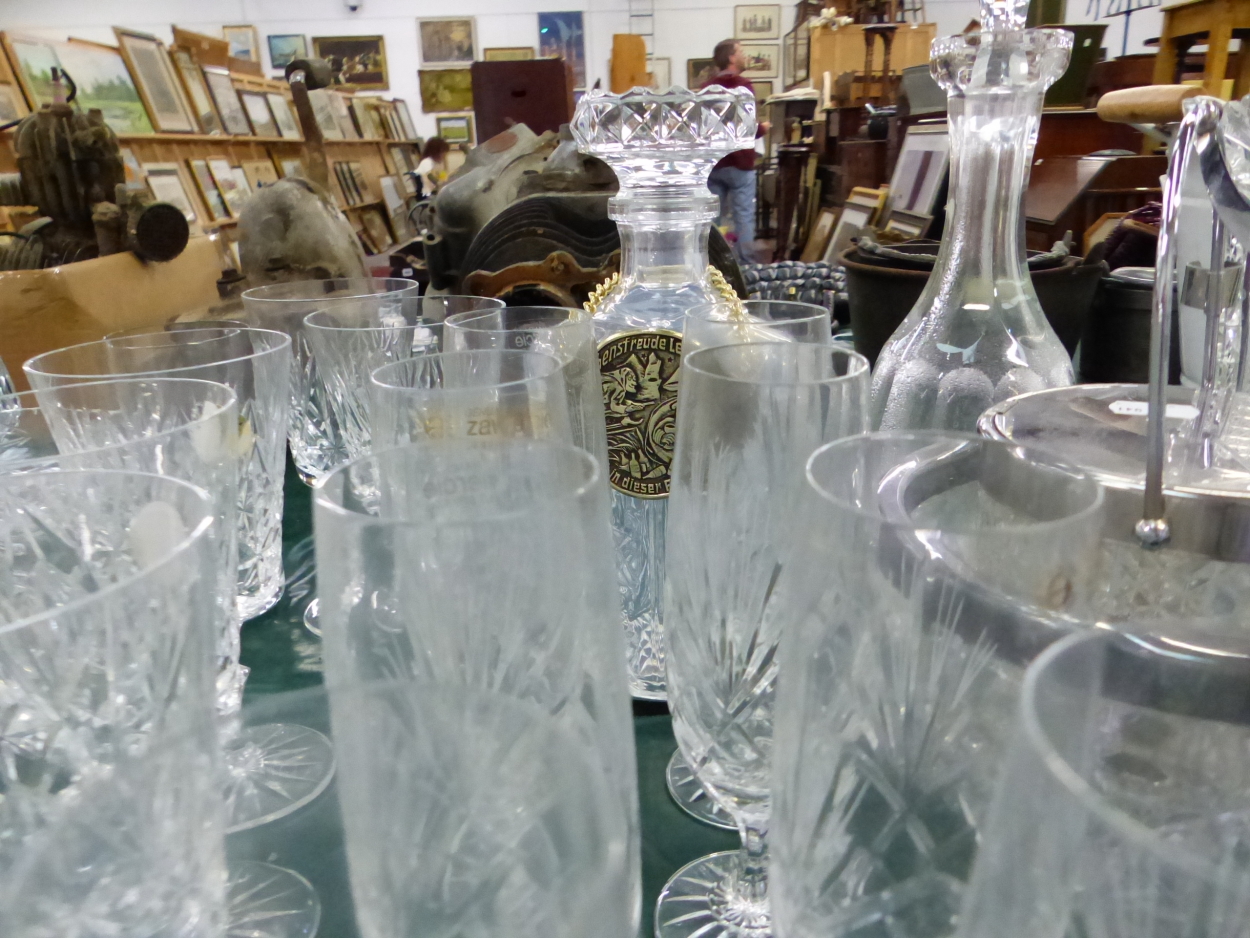A QUANTITY OF VARIOUS GLASSWARE'S INCLUDING DECANTERS, VASES, BOWLS, AND A POTTERY ORIENTAL GINGER - Image 4 of 5