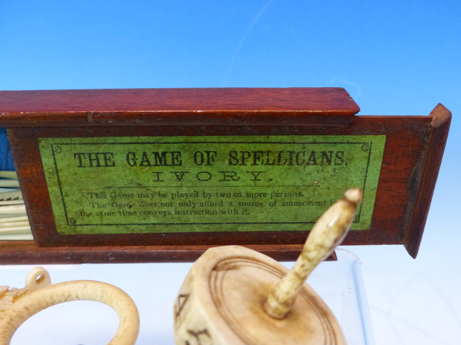 A BOXED GAME OF IVORY SPELLICANS, A BONE SPINNING DIE, A FLORAL CARVED IVORY CROSS PENDANT AND A - Image 5 of 5