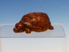 A CARVED WOOD TORTOISE SNUFF BOX, THE INTERIOR LINED WITH TORTOISESHELL. W 10cms.