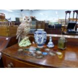 A SMALL LANTERN TYPE DESK CLOCK, ITALIAN OWL FIGURE, A DELFT VASE, AND A COLLECTION OF AGATE SLICES.