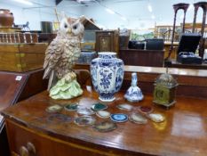 A SMALL LANTERN TYPE DESK CLOCK, ITALIAN OWL FIGURE, A DELFT VASE, AND A COLLECTION OF AGATE SLICES.
