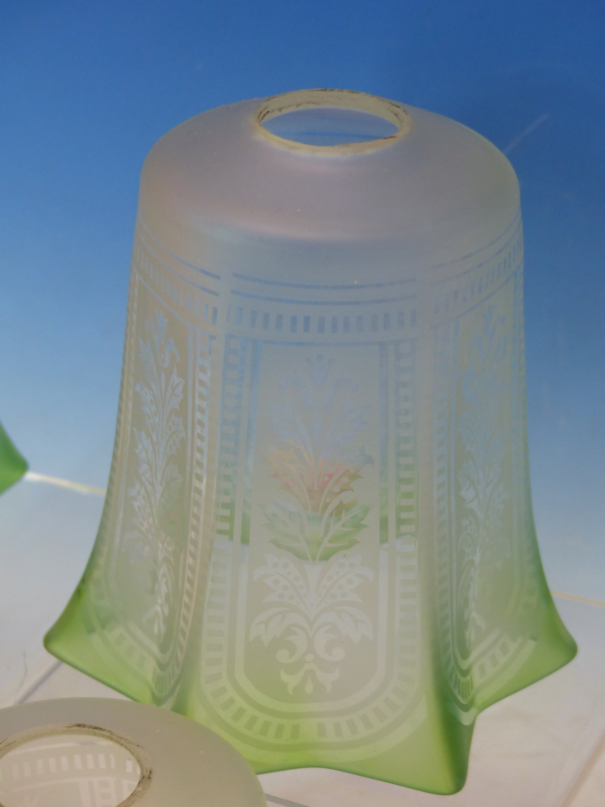 A SET OF FOUR ETCHED GLASS SHADES WITH GREEN TINTED HEXAFOIL RIMS. H 14cms. - Image 5 of 5