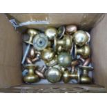 A QUANTITY OF BRASS AND COPPER DOOR KNOBS.