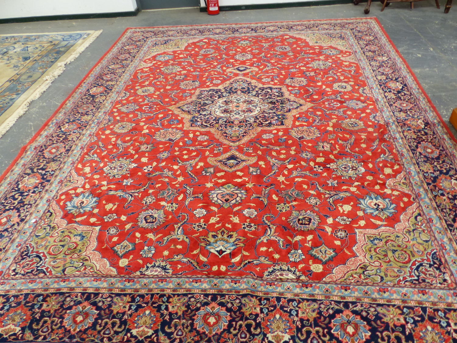 A PERSIAN KASHAN CARPET, 433 x 319cms