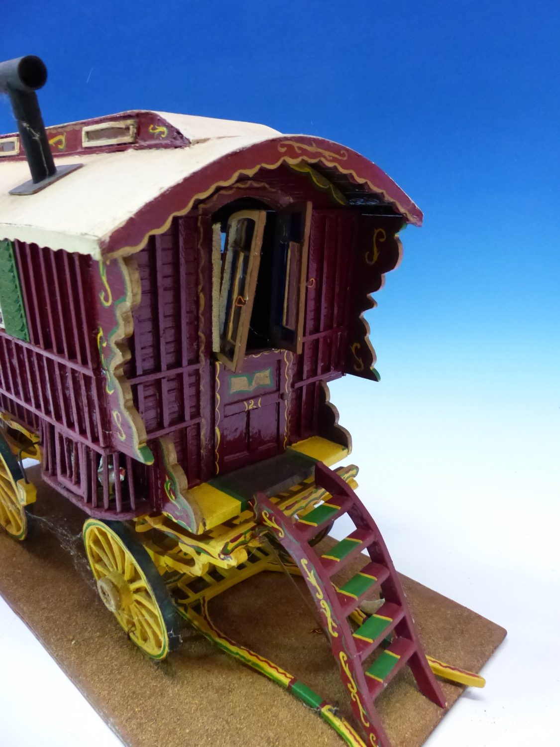 A SCRATCH BUILT SCALE MODEL OF A ROMANY GYPSY TRAVELLERS WAGON / VARDO. 35cms. - Image 3 of 5