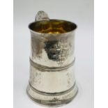 A GEORGIAN SILVER HALLMARKED (MARKS RUBBED) PRESENTATION GILDED INNER TANKARD. ENGRAVED S.H.Y.C