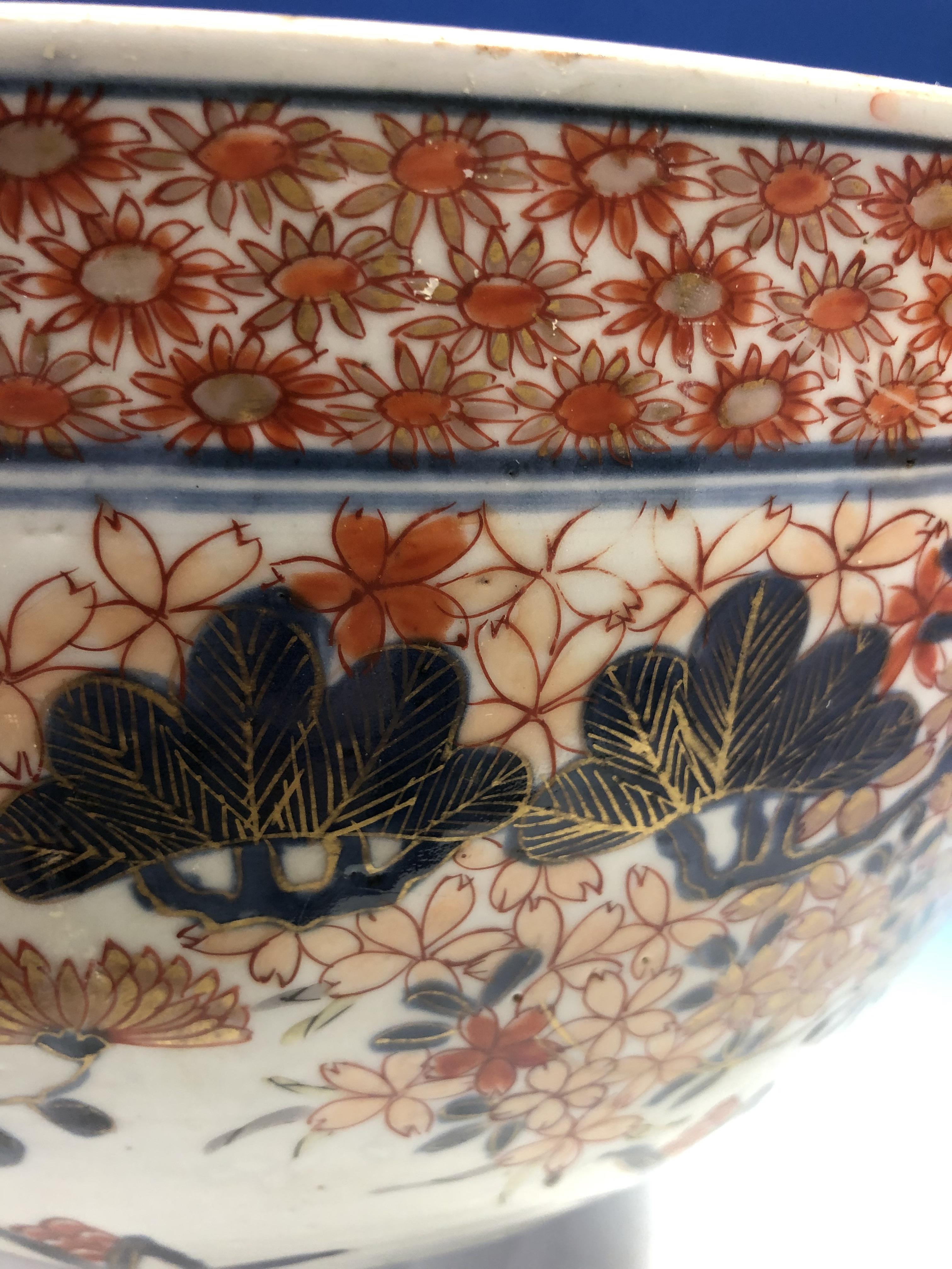 AN 18th C. JAPANESE IMARI BOWL, THE EXTERIOR PAINTED WITH FLOWERING CHERRY AND WITH CHRYSANTHEMUMS - Image 3 of 12