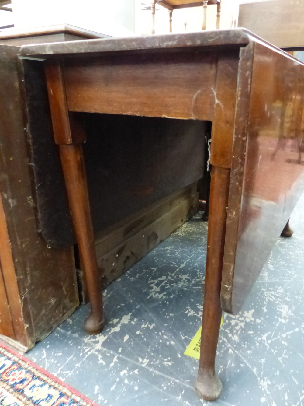 A GEORGIAN MAHOGANY DROP LEAF TABLE ON TURNED LEGS WITH CLUB FEET. - Image 3 of 4