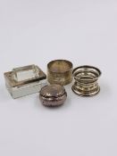 A EDWARDIAN SILVER HALLMARKED AND GLASS STAMP ROLLER DATED 1903 LONDON. TOGETHER WITH A HALLMARKED