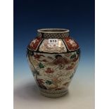 AN 18th C. JAPANESE IMARI VASE, THE SHOULDERS WITH ALTERNATING LAPPETS ABOVE THREE CRANES FLYING