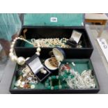 A LEATHER CASED JEWELLERY CASE AND CONTENTS TO INCLUDE VARIOUS VINTAGE STRANDS OF PEARL NECKLACES,