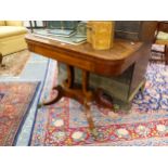 AN EARLY 19th C. BRASS INLAID AND CROSS BANDED ROSEWOOD GAMES TABLE, THE SWIVEL TOP SUPPORTED ON C-
