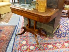 AN EARLY 19th C. BRASS INLAID AND CROSS BANDED ROSEWOOD GAMES TABLE, THE SWIVEL TOP SUPPORTED ON C-