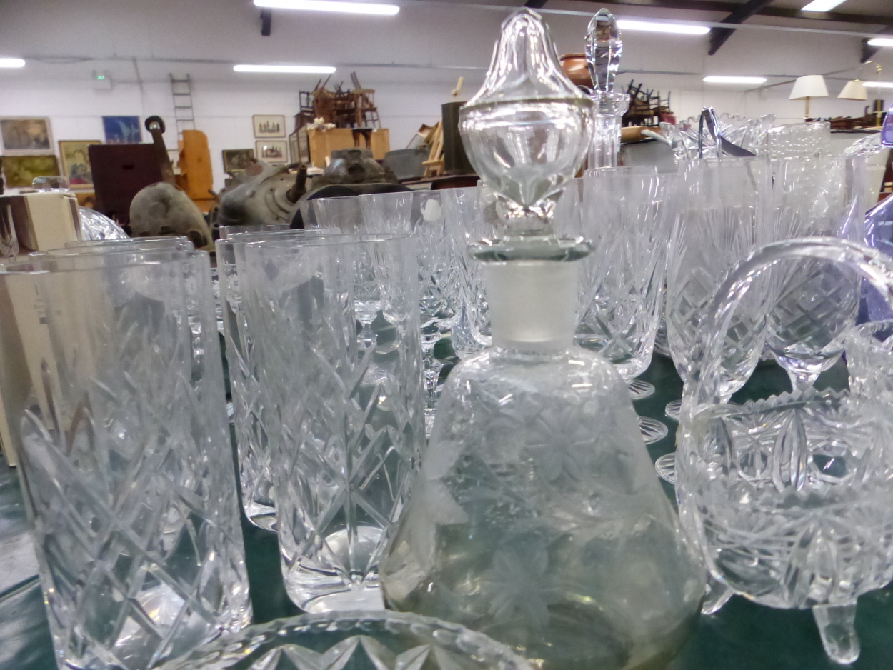 A QUANTITY OF VARIOUS GLASSWARE'S INCLUDING DECANTERS, VASES, BOWLS, AND A POTTERY ORIENTAL GINGER - Image 5 of 5