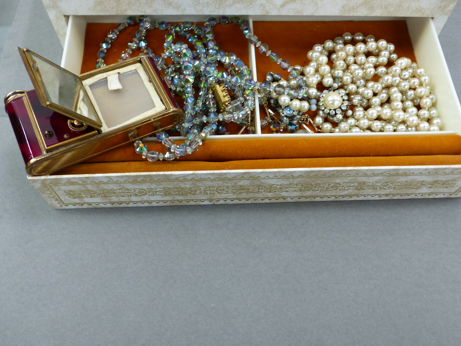 A VINTAGE JEWELLERY CASE AND CONTENTS PREDOMINANTLY COSTUME JEWELLERY AND A SWISS REUGE SET CROIX