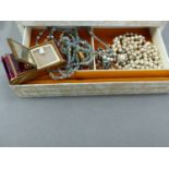 A VINTAGE JEWELLERY CASE AND CONTENTS PREDOMINANTLY COSTUME JEWELLERY AND A SWISS REUGE SET CROIX