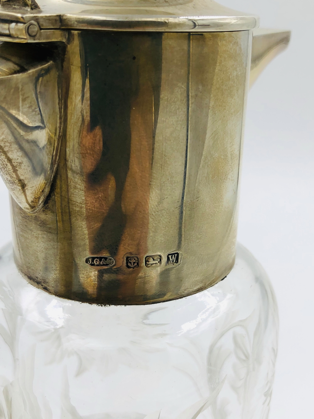 A HALLMARKED SILVER AND ETCHED GLASS CLARET JUG DATED 1921 BIRMINGHAM FOR JOHN GRINSELL AND SONS. - Image 2 of 9