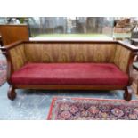 A 19th MAHOGANY SHOW FRAME SETTEE IN BIEDERMIER STYLE, THE FLUTED ARM FRONTS RUNNING DOWN TO