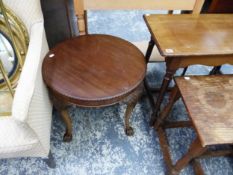 A SMALL MAHOGANY LOW SIDE TABLE TOGETHER WITH TWO OAK OCCASIONAL TABLES AND A ROUND MAHOGANY