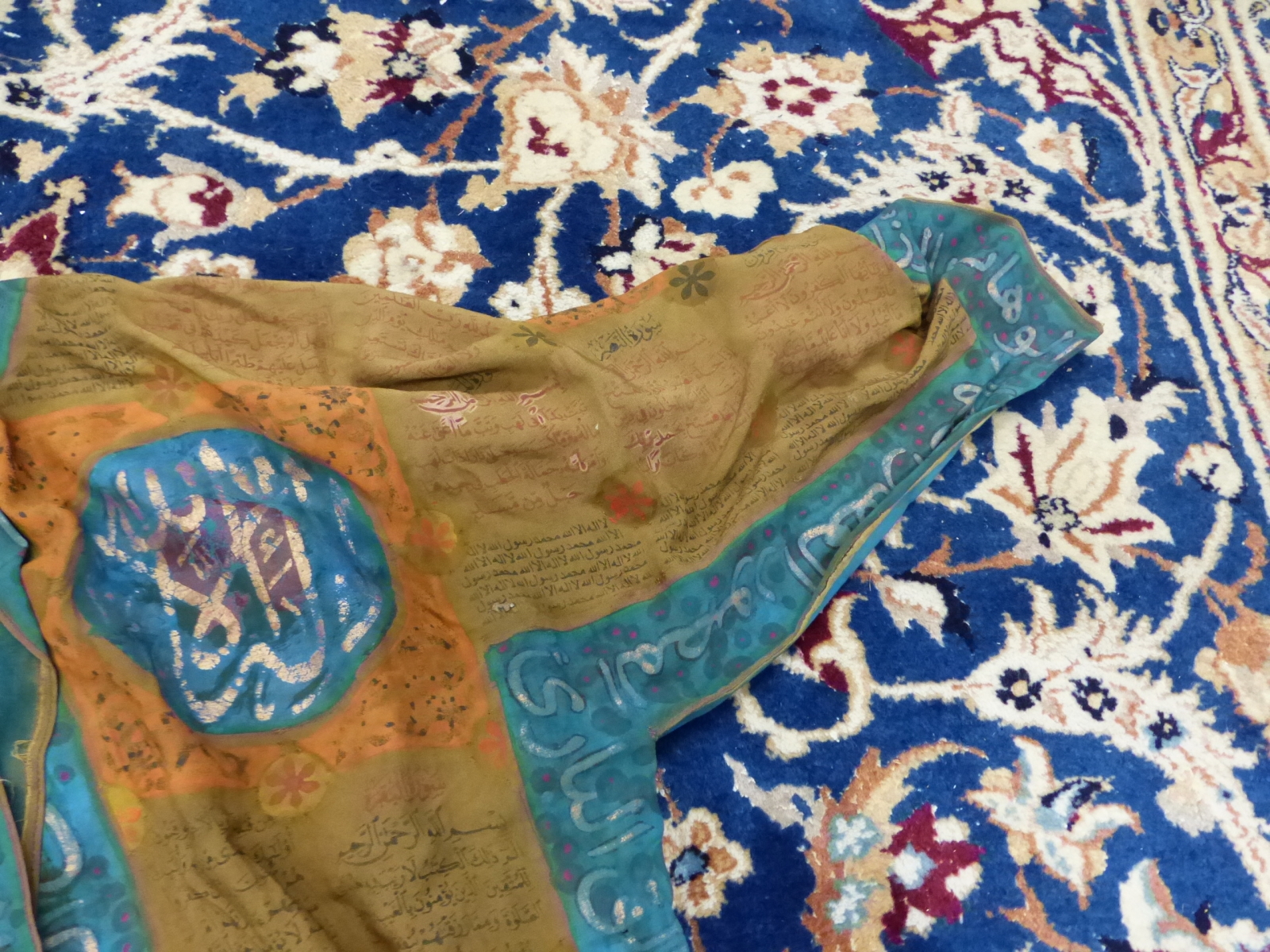 AN ISLAMIC TALISMANIC BROWN TUNIC PAINTED WITH BLUE EDGING AND ORANGE DETAILS ABOUT INSCRIPTIONS - Image 5 of 8