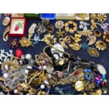 VINTAGE COSTUME JEWELLERY TO INCLUDE BROOCHES, NECKLACES ETC