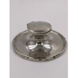 A EDWARDIAN HALLMARKED SILVER LOADED CAPSTAN INK WELL COMPLETE WITH GLASS INSEERT. DATED 1916