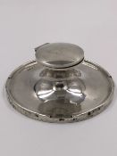 A EDWARDIAN HALLMARKED SILVER LOADED CAPSTAN INK WELL COMPLETE WITH GLASS INSEERT. DATED 1916