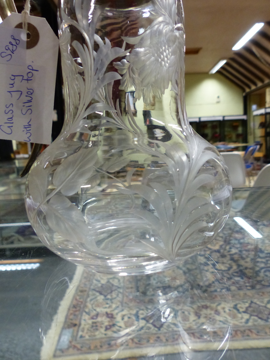 A HALLMARKED SILVER AND ETCHED GLASS CLARET JUG DATED 1921 BIRMINGHAM FOR JOHN GRINSELL AND SONS. - Image 5 of 9