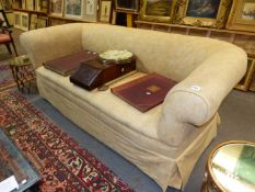 A VICTORIAN OAK CHESTERFIELD SETTEE, LATER CASTORS W 210cms