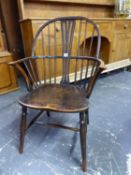 A LOW BACKED ANTIQUE WINDSOR CHAIR WITH TRIPLE PIERCED SPLAT FLANKED BY THREE STICKS, THE SADDLE SE
