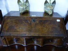 A MID 18th C. HERRING BONE BANDED WALNUT TABLE TOP BUREAU, THE FALL OPENING ONTO LOPERS TO REVEAL