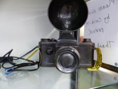 A INTERESTING TABLE LAMP IN THE FORM OF A CAMERA.