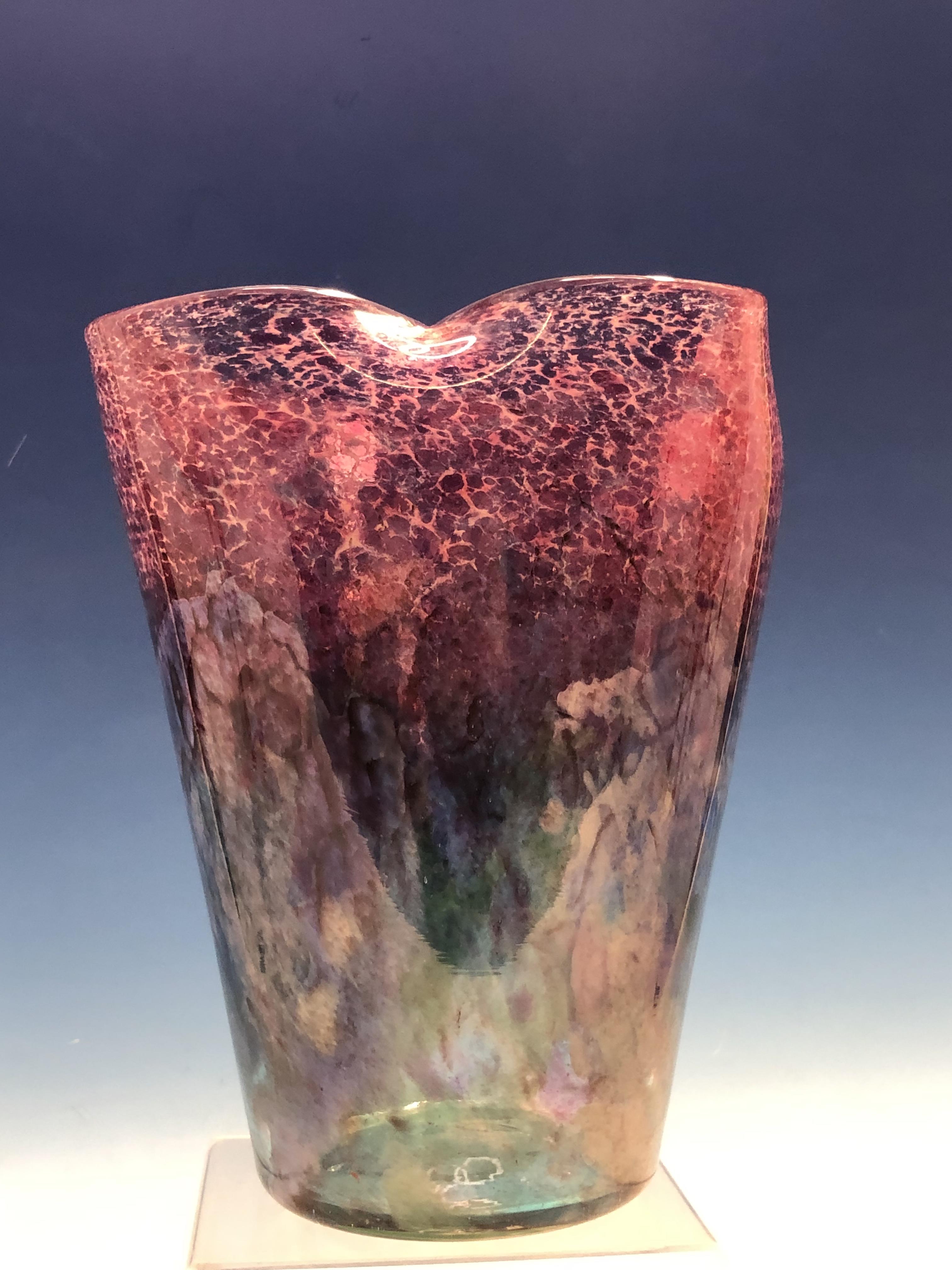 A MONART GLASS VASE, THE QUATREFOIL RIM DAPPLED PINK, THE SIDES TAPERING TO A CIRCULAR FOOT - Image 2 of 4
